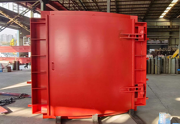 矿用薄壳式防水闸门完工待发，为矿山安全筑牢 “防水屏障”